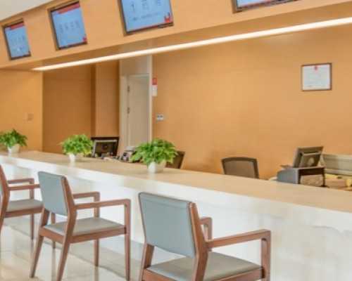 孕妇喉咙痛时饮用莲托水安全吗？孕期上火饮食调理指南